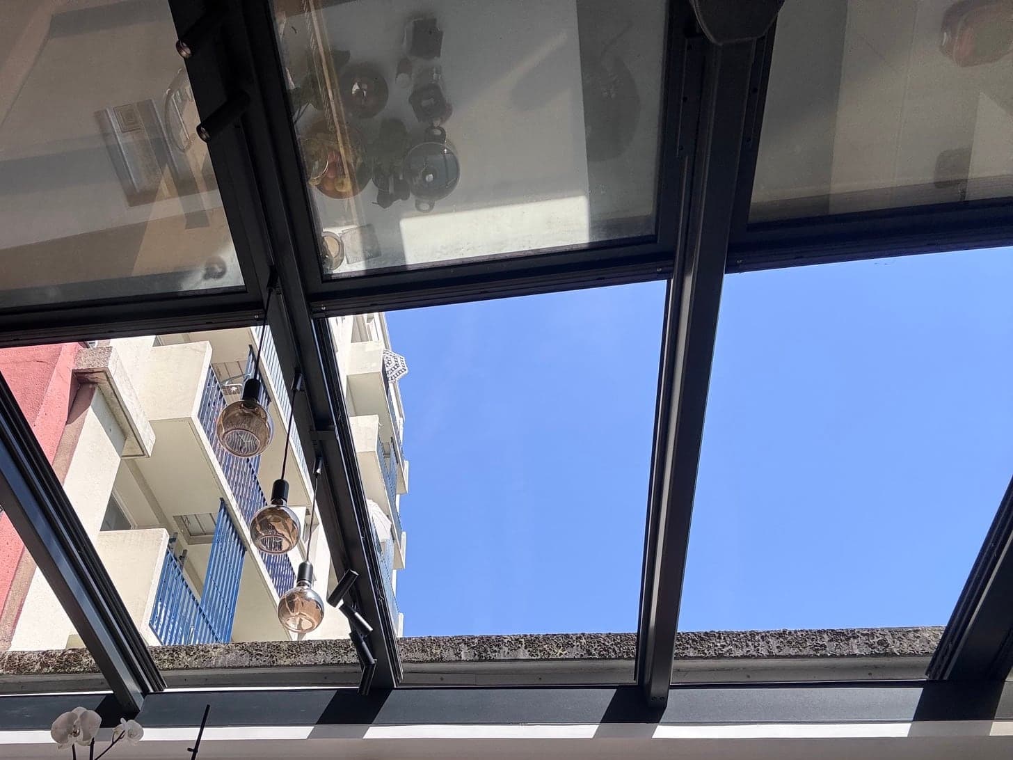 Vue vers le ciel à travers une toiture vitrée dégagée