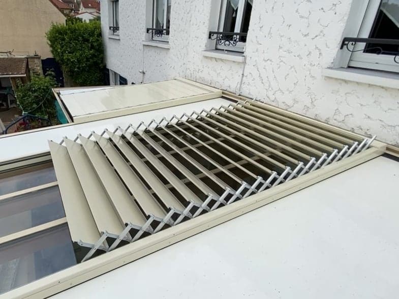 Lames Obskura orientées au-dessus de la toiture d’une véranda
