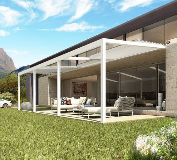 Pergola aluminium blanche à lames au-dessus d’un salon de jardin