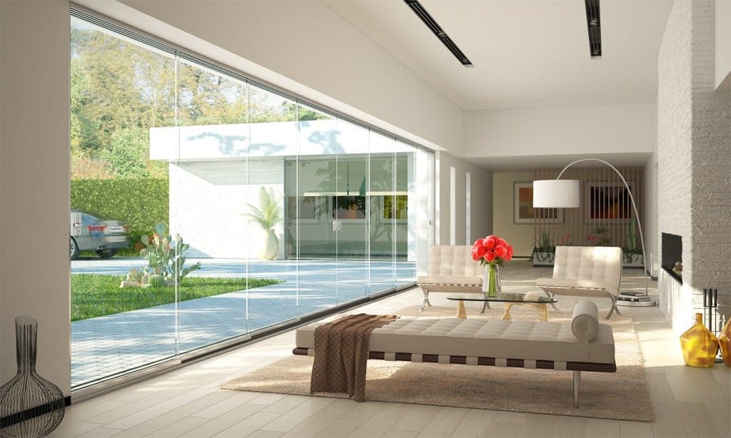 Rideau de verre sans montants ouvrant un séjour lumineux sur le jardin et la piscine