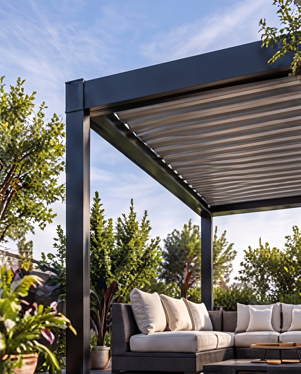 Pergola aluminium à lames blanches au-dessus d’un canapé d’extérieur